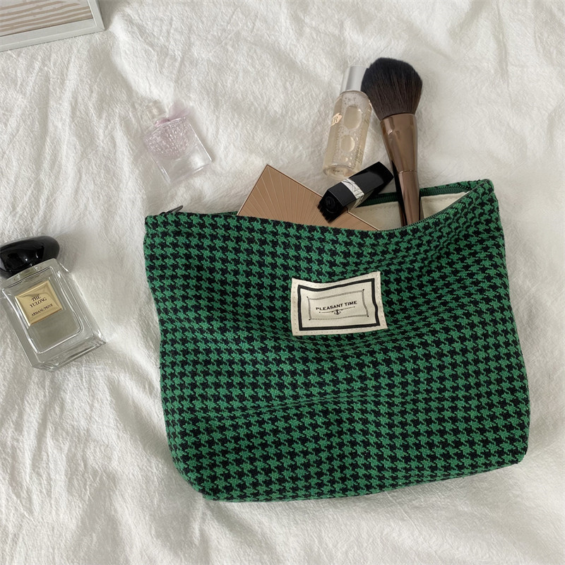 19121 New Fashion thousand-bird pattern makeup bag, skin care products, loose change, carry the bag together, portable toiletry and storage bag Application Scenario