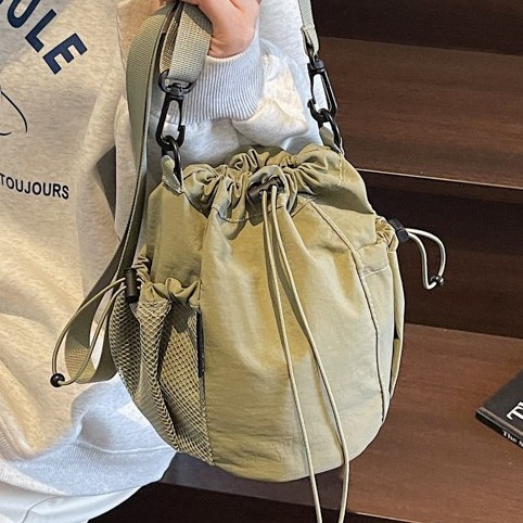 This is a niche design with a simple drawstring bucket bag for women. It is a new large-capacity single-shoulder bag for women in 2025 and a versatile commuting crossbody bag details Picture