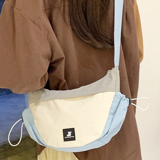 Casual sports and fitness large-capacity bag for women, 2025 new solid color wide shoulder strap crossbody bag, lightweight single-shoulder bag Application Scenario