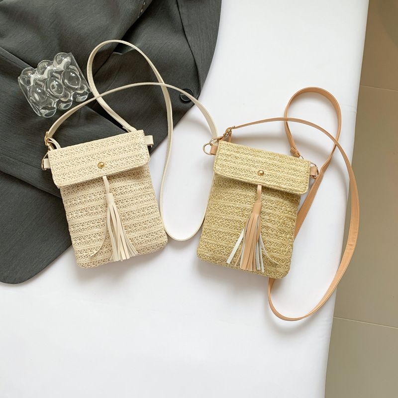 Retro straw woven small bag for women 2024 new style, trendy country style casual woven bag, artistic style mobile phone bag, crossbody bag Application Scenario