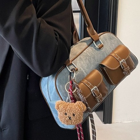 Retro niche underarm bag for women's autumn and winter 2024 new trendy Korean tote bag with large capacity bowling bag Application Scenario