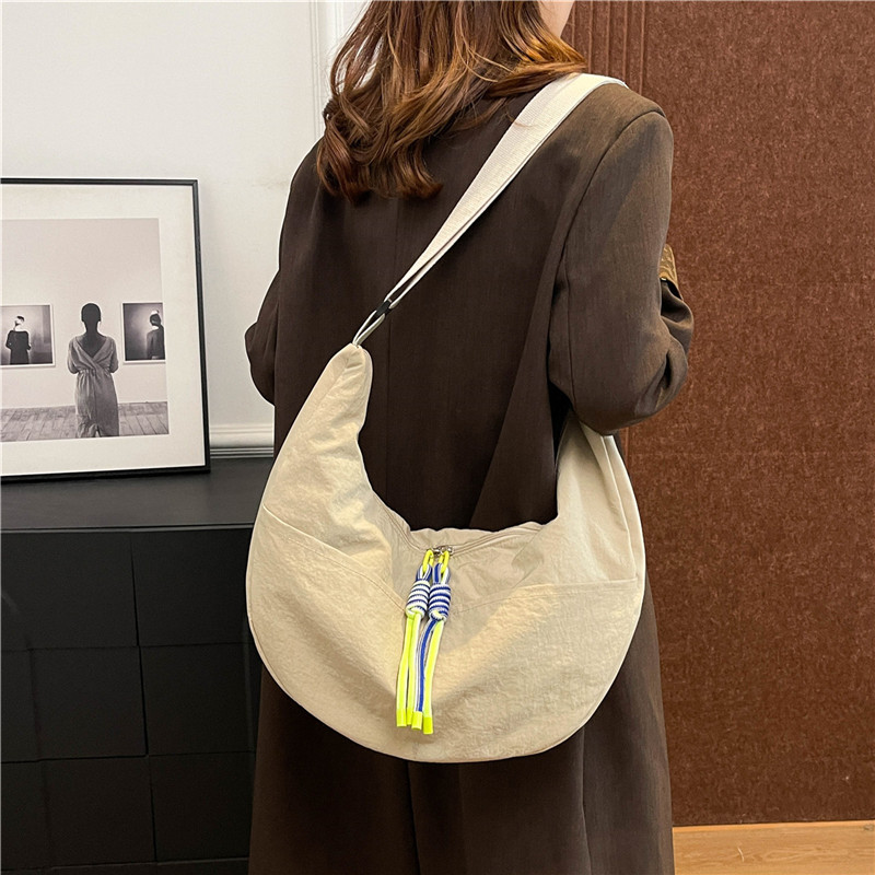 Large-capacity commuter bag for women, new autumn/winter 2024 nylon portable single-shoulder bag, outdoor fitness and casual crossbody bag details Picture