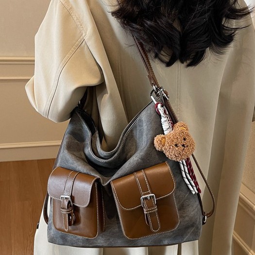 Fashionable large-capacity tote bag, simple commuter motorcycle bag for women, new spring 2025 college student class bag details Picture