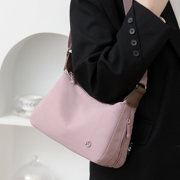 A new solid color and fresh crossbody bag for women in spring 2025, with a large capacity and multiple layers, is a casual single-shoulder bag full figure