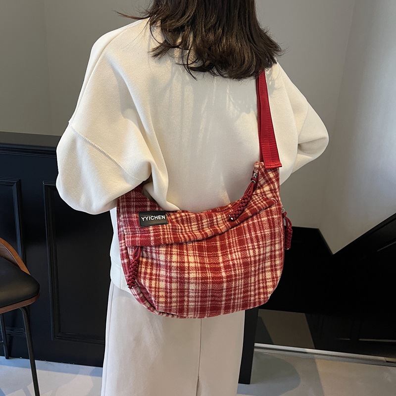 Autumn and winter checkered woolen dumpling bag, Japanese style Instagram simple retro Korean version crossbody bag, casual commuting single-shoulder bag details Picture