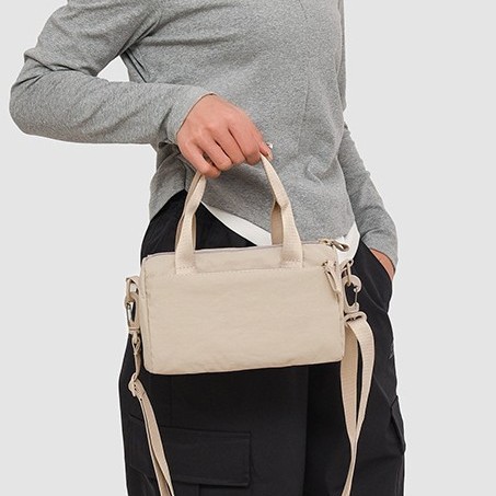New niche hand-held women's bag, lightweight and versatile, casual single-shoulder bag, crossbody bag, outdoor trend, large-capacity small square bag full figure