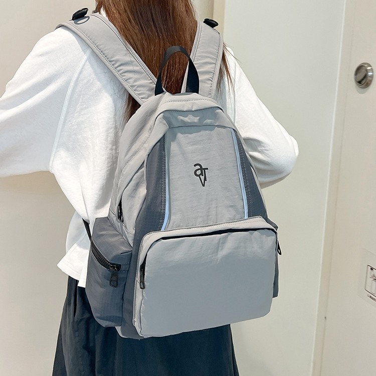 Outdoor travel and mountaineering backpack for women, 2024 new lightweight and large-capacity travel backpack, student color-blocking schoolbag Application Scenario