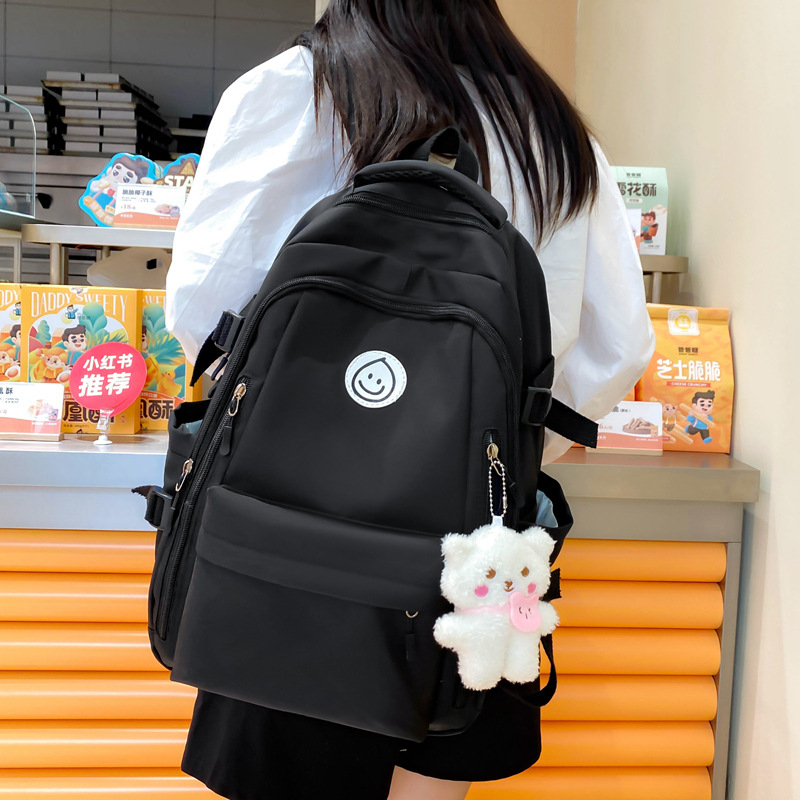 Trendy and fashionable bear backpack for both men and women, large-capacity schoolbag for primary and secondary school students, outdoor leisure travel backpack Application Scenario