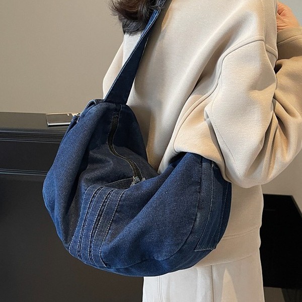 The new laid-back style women's denim single-shoulder bag is fashionable and versatile for autumn and winter, with a casual and high-end feel. It's a large-capacity crossbody bag details Picture