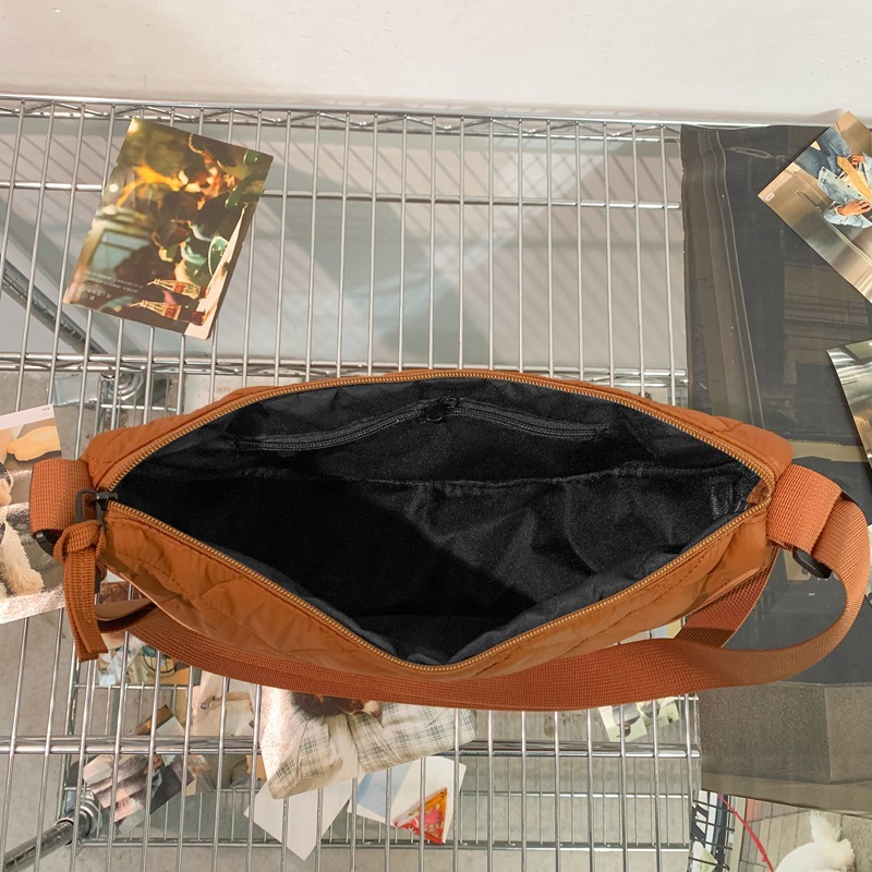 2024 New autumn and winter versatile large-capacity crossbody bag, simple and trendy dumpling bag, couple commuting diamond-shaped cotton jacket bag Application Scenario