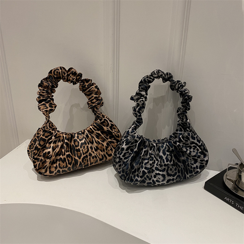 Autumn casual, stylish, large-capacity, personalized hand-held 2024 new style fashionable leopard print simple underarm women's pleated bag Application Scenario