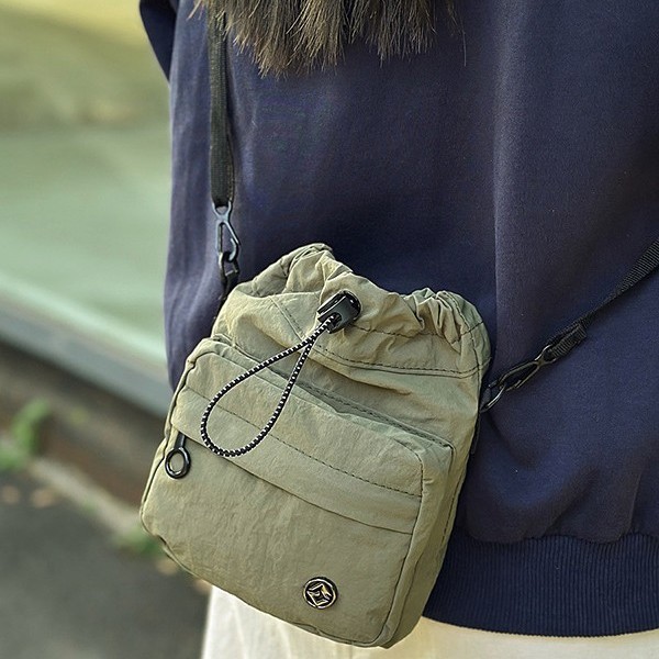 A new solid-color simple canvas drawstrap small square bag from Dongdaemun, South Korea, for daily casual commuting and single-shoulder crossbody details Picture