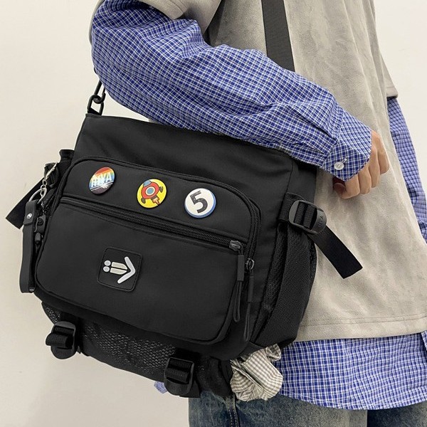 A fashionable new large-capacity, trendy single-shoulder crossbody bag for both men and women, a student tutorial bag, and a cool street style full figure
