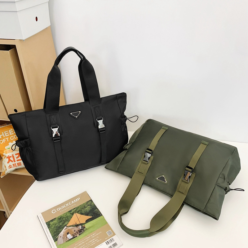 Fashionable outdoor sports fitness yoga bag, large-capacity hand-held short-distance storage bag, trendy lightweight nylon handbag Application Scenario