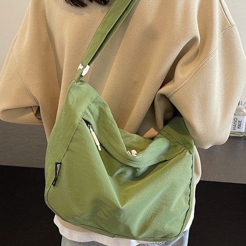 Japanese canvas bags, large-capacity single-shoulder bags for women, lightweight and casual, and Instagram niche crossbody bags for students in 2025 full figure