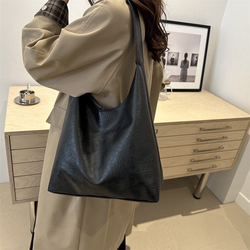 Textured oil leather, large-capacity, lazy style, soft surface, solid color, retro single-shoulder bag, winter casual commuting underarm tote bag details Picture