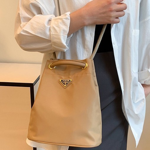 Spring 2025 new cross-border foreign trade trend fashion large-capacity single-shoulder bag, niche and versatile handbag tote bag Application Scenario