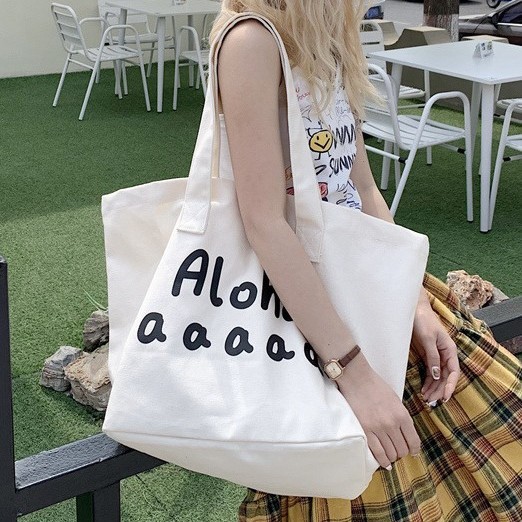 Letter-printed single-shoulder bag, new Spring/Summer 2025 style, artistic, casual, versatile, large-capacity tote bag, underarm bag Application Scenario