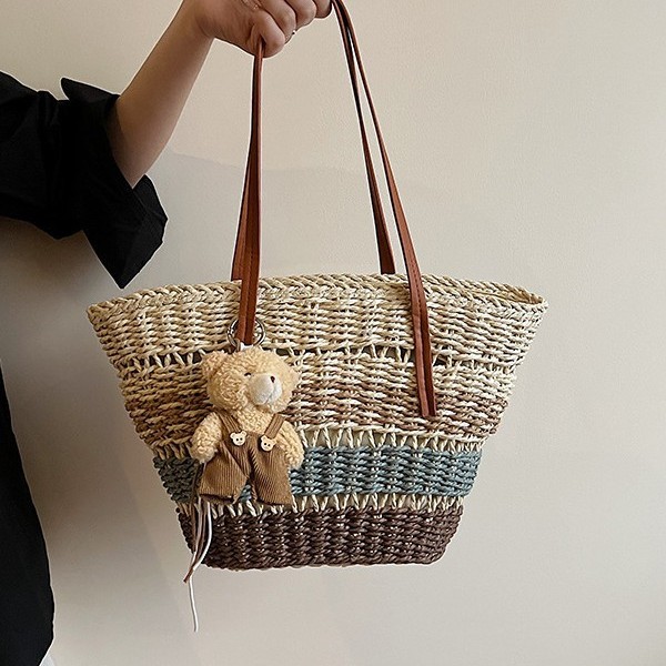 This is a trendy and high-quality single-shoulder bag for ladies in the spring of 2025. It features a large capacity, a small square bag and a slanted commuter bag Specification drawing