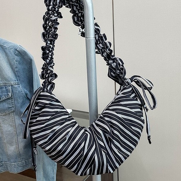 Spring New Style Korean Instagram girl crossbody bag with a laid-back Korean style and a large capacity dumpling bag Application Scenario