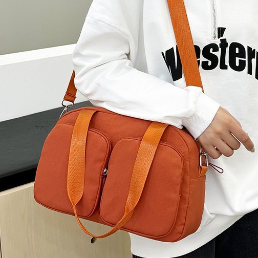 Korean version large-capacity hand-held versatile women's bag, travel bag, short-distance solid-color fashionable casual light shoulder bag, crossbody bag Application Scenario