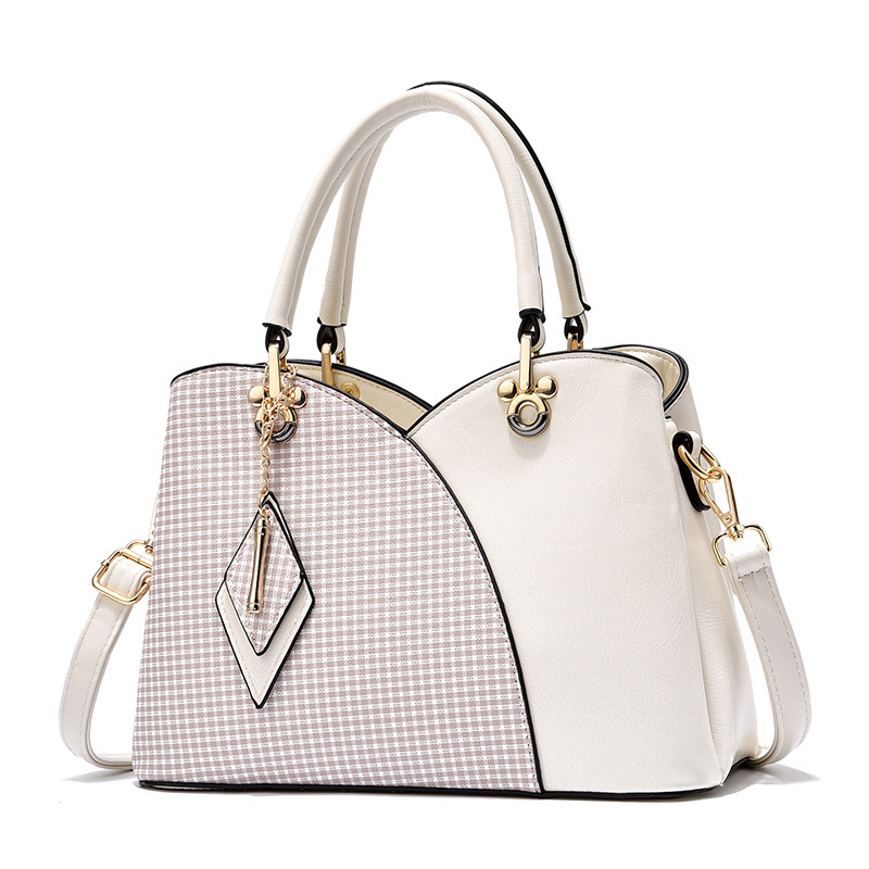 The 2022 new trendy and fashionable handbag, a single-shoulder crossbody bag, is a versatile and elegant commuting lady's bag Application Scenario