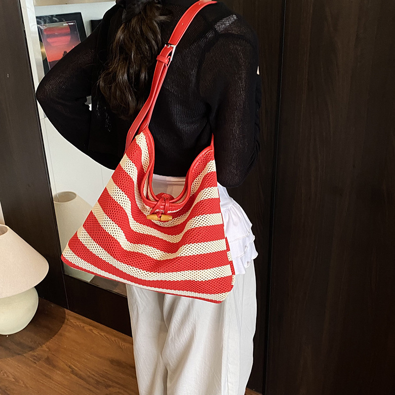 A new 2025 summer collection of simple and casual woven bags for women's beach play and vacation, a laid-back striped single-shoulder crossbody bag Specification drawing