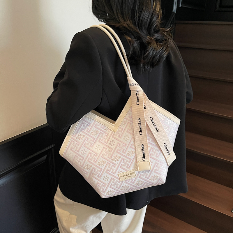 High-end, simple and trendy, large-capacity tote bag for women, new summer 2025, fashionable single-shoulder underarm bag for commuting to work details Picture