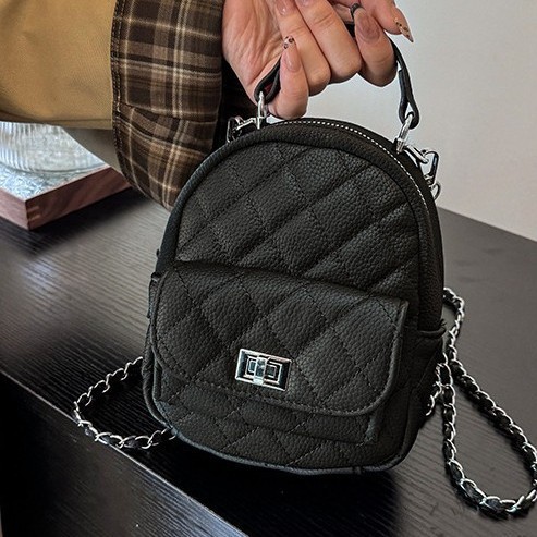 A new mini diamond-shaped chain backpack for women with a unique and fashionable Korean style. It is a multi-purpose bag full figure