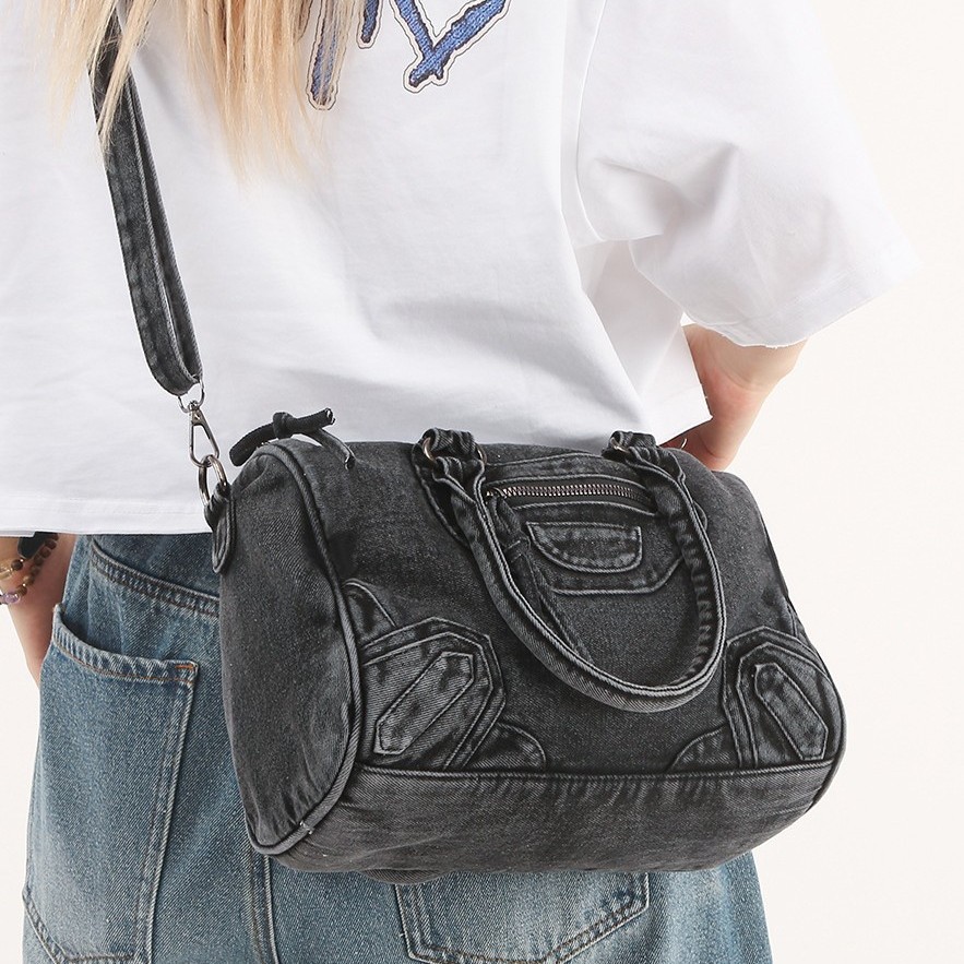 Retro washed denim motorcycle casual new handbag, eye-catching single-shoulder crossbody bag, large-capacity tote bag Application Scenario