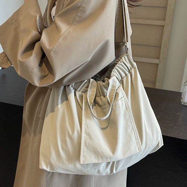 Casual large-capacity nylon fabric bag for women, 2024 new style, trendy and versatile crossbody bag, commuter tote bag Application Scenario
