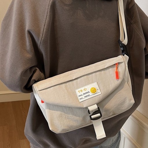 Single-shoulder outdoor crossbody bag with a sense of design, large-capacity underarm bag, trendy student simple commuting bag, casual backpack full figure