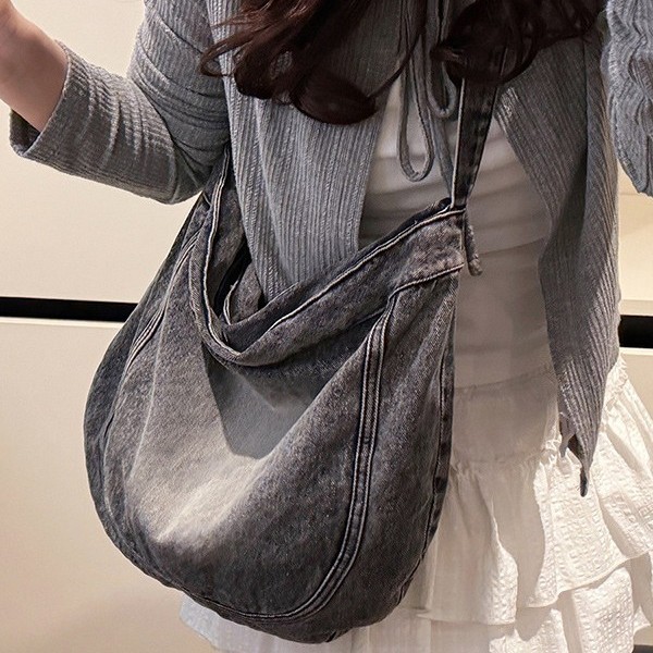 The 2025 new style of fashionable, niche, casual and commuting girl single-shoulder underarm bag with a high-end retro denim tote bag details Picture