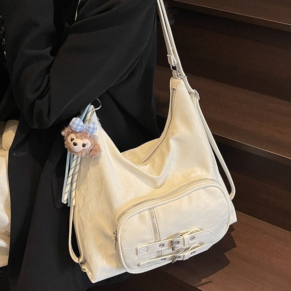 Spring and Summer new high-end casual college style double-shoulder tote bag, fashionable and versatile, motorcycle style large-capacity single-shoulder bag Application Scenario