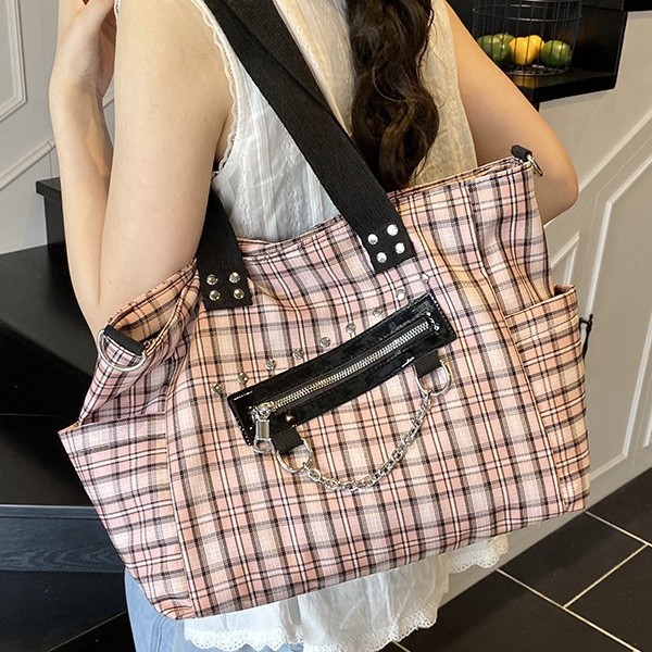 A new cross-border design checkered tote bag, a fashionable and individual European and American commuting punk style single-shoulder bag for ladies details Picture