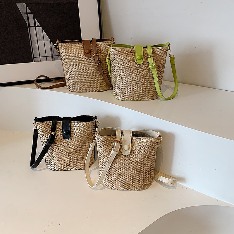 New color-blocking and patchwork fashionable crossbody bag for women 2024, large capacity, unique, stylish and simple single-shoulder bucket bag Application Scenario