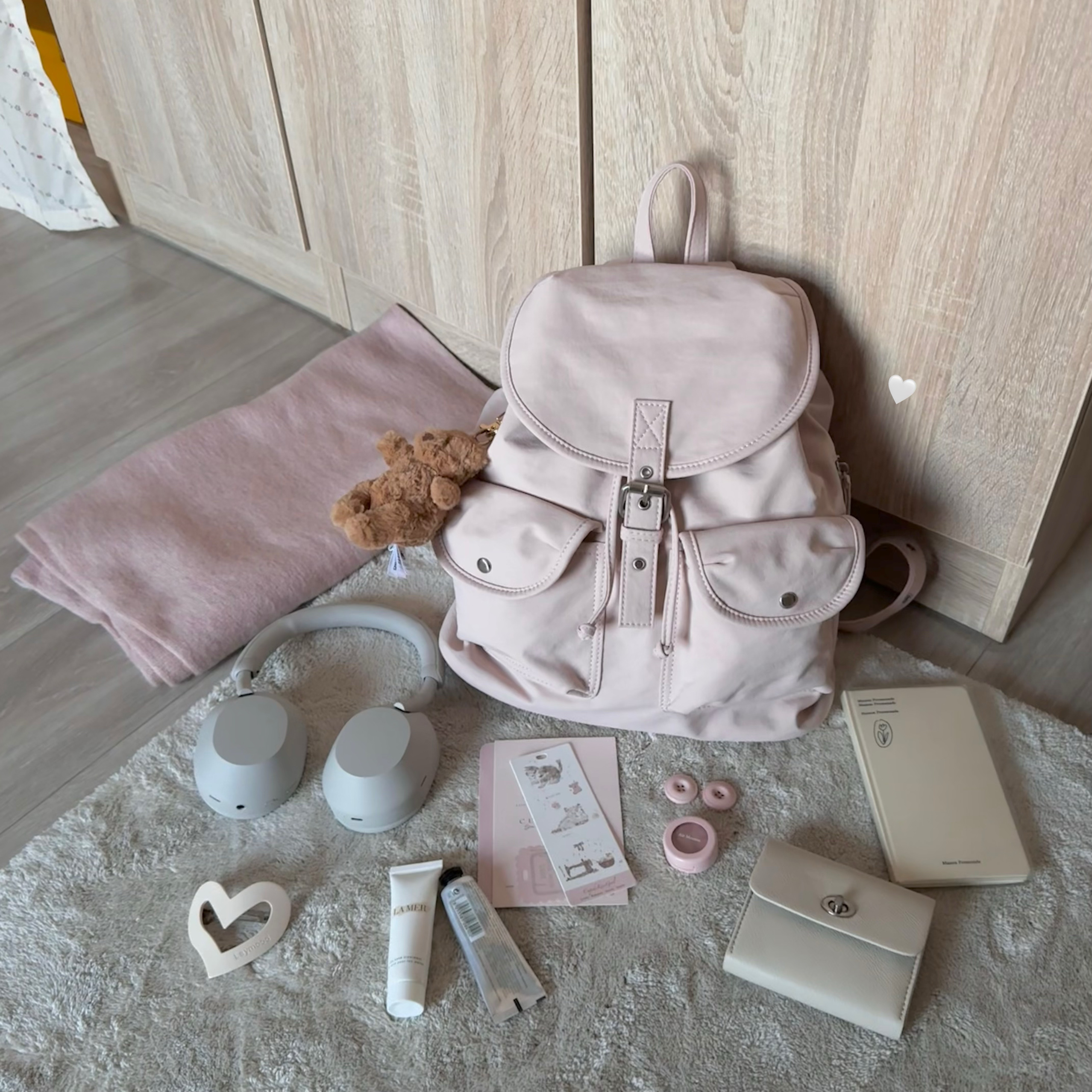 New niche pu backpack for women, large capacity, versatile for commuting, student schoolbag, simple for travel, college student backpack for women full figure