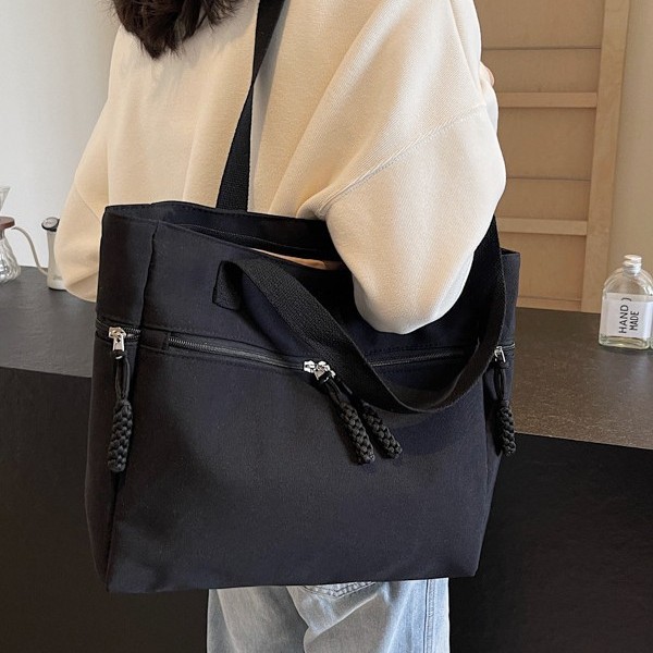 Autumn and winter casual bags for women, 2024 new style, fashionable and versatile single-shoulder bag, large-capacity tote bag, school commuting bag Application Scenario