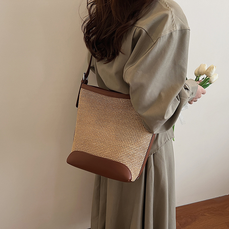 The 2025 summer new Korean-style woven bag is simple and versatile. It features a single-shoulder bag, a large-capacity underarm bag, and a fashionable and trendy bucket bag Specification drawing