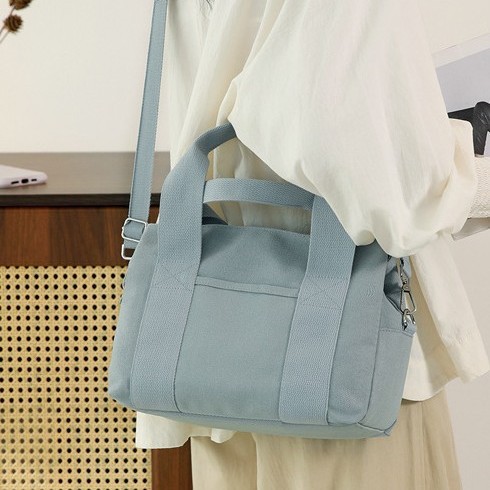 The new solid-color hand-held crossbody bento bag has a large capacity and a small square shape. It is fashionable and trendy. It is a simple and casual single-shoulder crossbody bag for women full figure