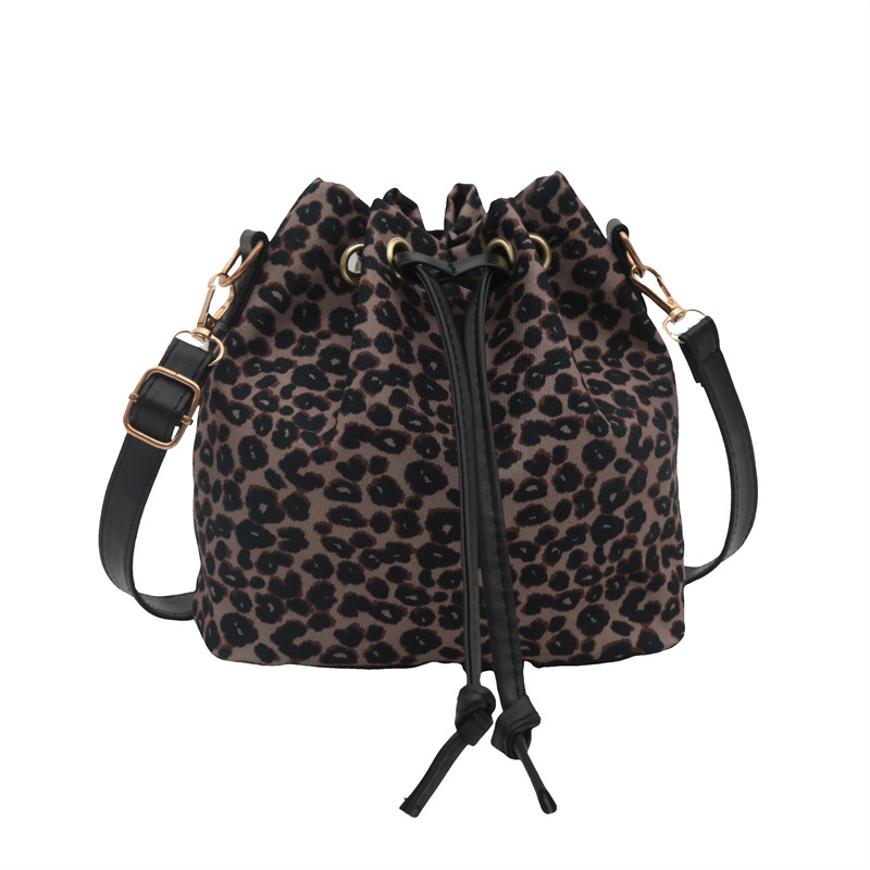 A niche design leopard print drawstring bucket bag crossbody bag for women, a new 2024 trendy and versatile hand-held pleated single-shoulder bag Item Picture