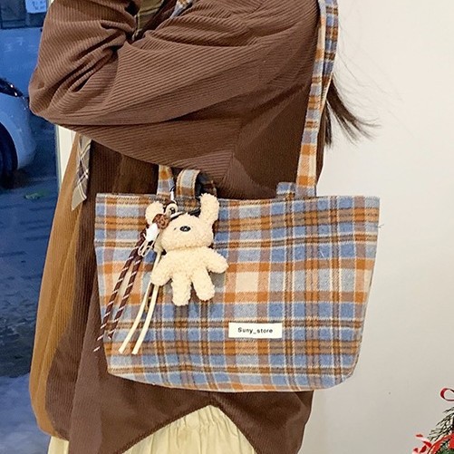 Woolen checkered large bag for women, a new and fashionable 2024 college student class bag, a popular commuting underarm bag for autumn and winter full figure