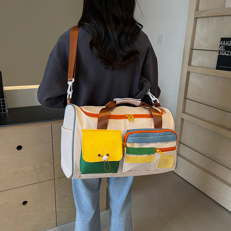 Fashionable and casual large-capacity sports and fitness bag, short-distance business trip and travel bag, dry and wet separation boarding storage bag Application Scenario