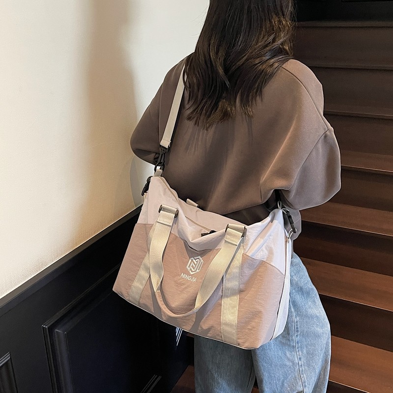 Fashionable large-capacity short travel bag, Korean-style lightweight yoga and fitness bag, portable boarding storage bag for outings Application Scenario