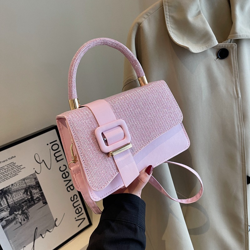 Retro and elegant small square bag for women 2023 autumn new style, fashionable and trendy single-shoulder bag, casual commuting crossbody bag for women full figure