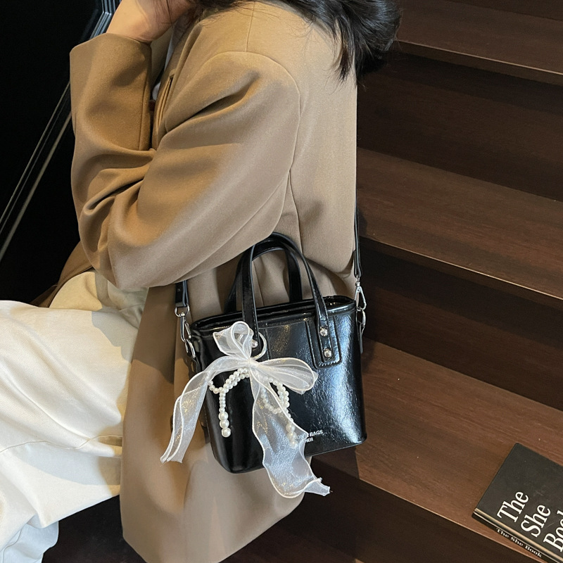 A niche retro patchwork hand-held bucket bag for women in 2025, a fashionable and trendy single-shoulder bag, a stylish and simple crossbody bag Specification drawing