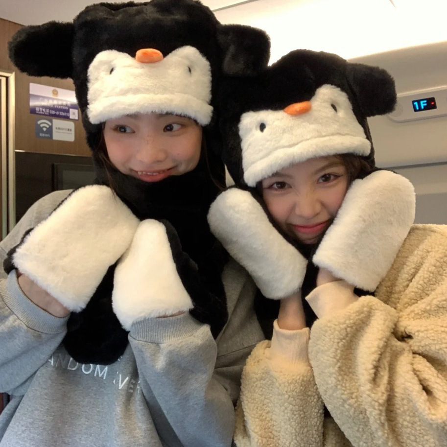 A small and niche design penguin three-piece set for autumn and winter, featuring a cute cartoon thick and warm scarf, gloves and a one-piece hat full figure