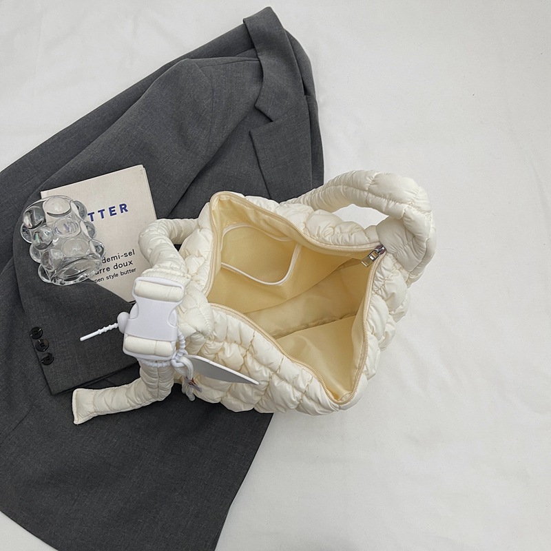 The new autumn and winter cotton-padded fashion bag for women, with a unique pleated single-shoulder design, is simple and casual for commuting. It's a soft and fluffy cloud bag Specification drawing