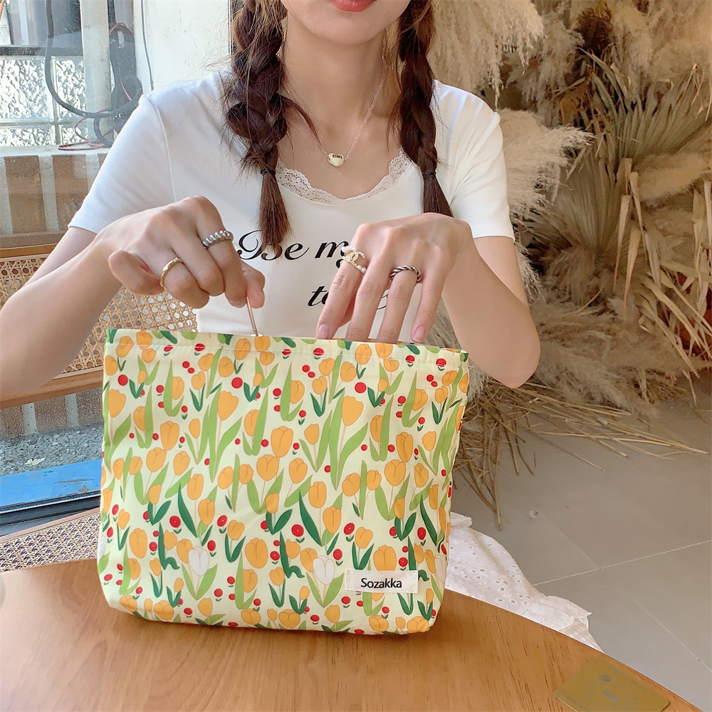 3432 ins niche canvas tulip makeup bag, skin care product storage bag, portable travel toiletry bag inner liner Application Scenario