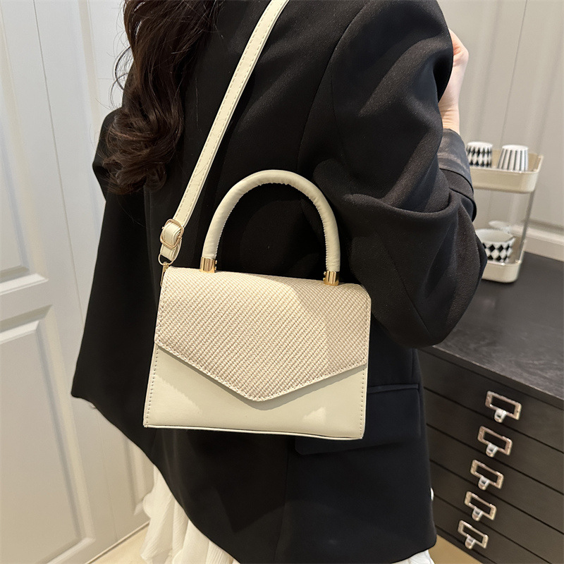 2025 New stylish and simple Korean style handbag, women's single-shoulder bag, ins embroidered thread small square bag, trendy crossbody bag details Picture